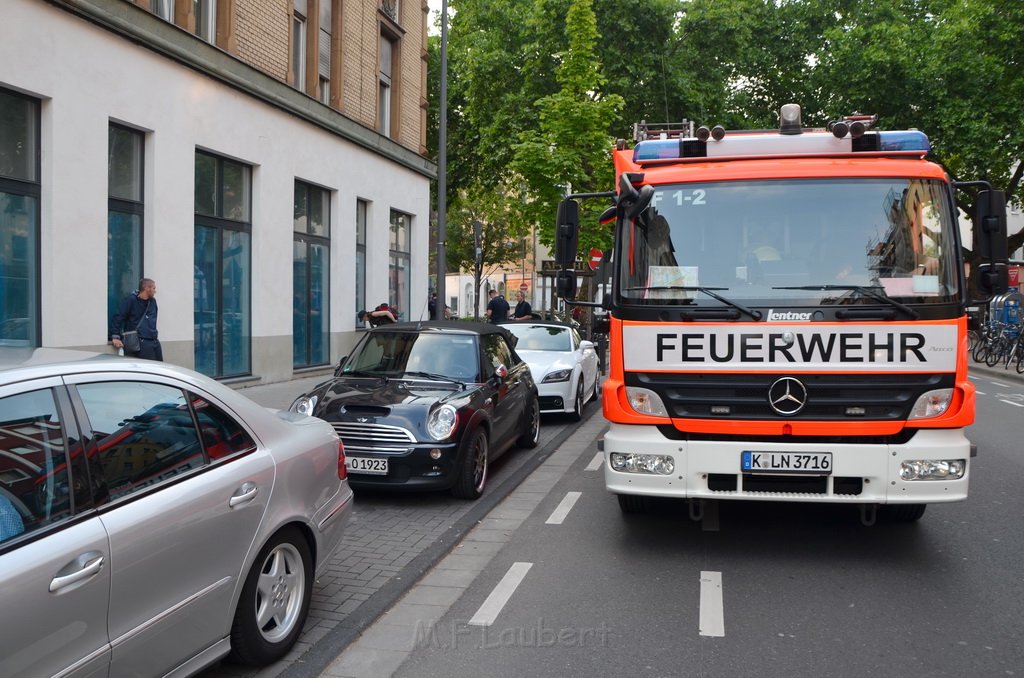 Welpen im Drehkranz vom KVB Bus eingeklemmt Koeln Chlodwigplatz P01.JPG